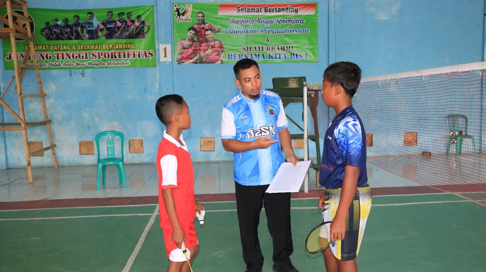 Latihan Upacara di Lapangan Sekolah